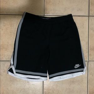 Y2K NIKE SHORTS. Y2K NIKE BASKETBALL SHORTS. SIZE L.